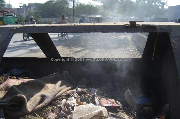 The moment of national shame, toxic solid waste burned leagally in government Owned Wate Bins on The Road in North India